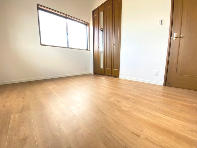 【価格改定】向日市寺戸町三ノ坪の洋室|３階 北側 洋室（約6帖）
クローゼット付きです。寝室やお子様部屋等、生活に合わせてご使用可能！