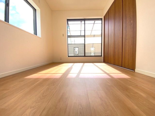 【価格改定】向日市寺戸町三ノ坪の洋室|３階 南側 洋室（約6帖）
南側には、広々バルコニーがございます。日当たり良好です！