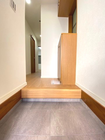 【価格改定】向日市寺戸町三ノ坪の玄関|玄関には、シューズボックスがございます。