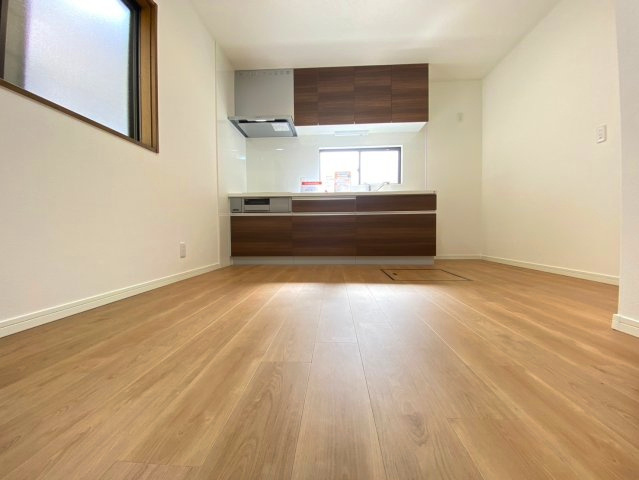 【価格改定】向日市寺戸町三ノ坪のキッチン|DK（約9帖）
落着きのある雰囲気のダイニングキッチンで、ご家族団らんの時間をお過ごしいただけます。
