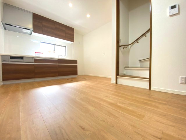 【価格改定】向日市寺戸町三ノ坪のキッチン|DK内に階段があるので、家族の帰宅・外出を把握できるので、安心です！
