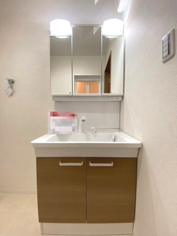 【価格改定】向日市寺戸町三ノ坪の独立洗面台|洗面化粧台も新品入れ替え済み！
三面鏡・収納スペース付きです。