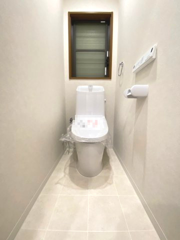 【価格改定】向日市寺戸町三ノ坪のトイレ|1・2階 温水洗浄便座付きトイレ
窓もあるので、換気可能です。