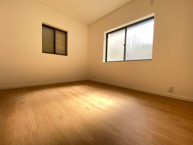 【価格改定】向日市寺戸町三ノ坪の洋室|1階 洋室（約6帖）
書斎やお子様部屋、自宅サロンとしてもご使用可能です！