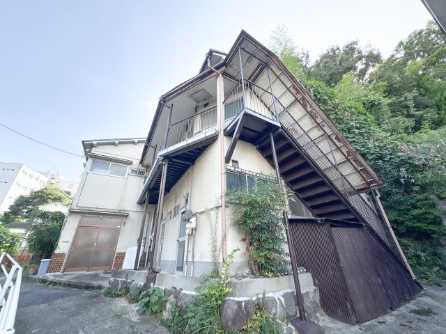 児島アパートのエントランス