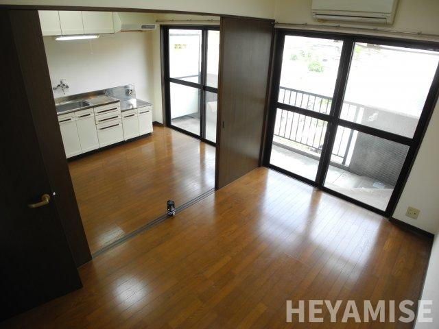 クオーレ中川の居間・リビング