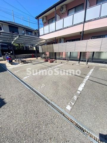 誠月ハイツの駐車場