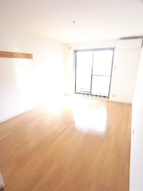 誠月ハイツの洋室