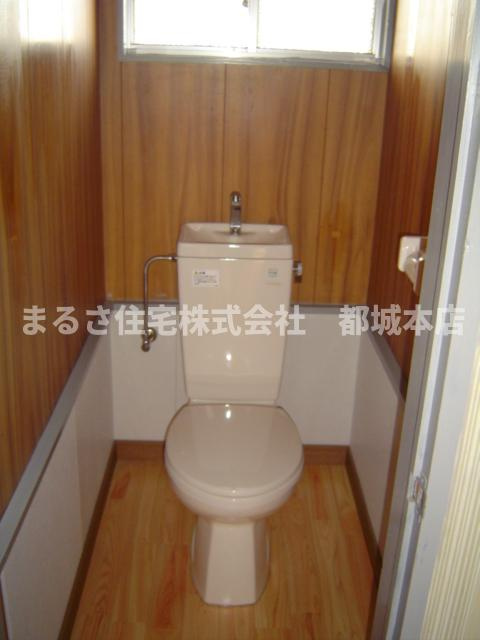 都城市鷹尾３丁目の一戸建てのトイレ