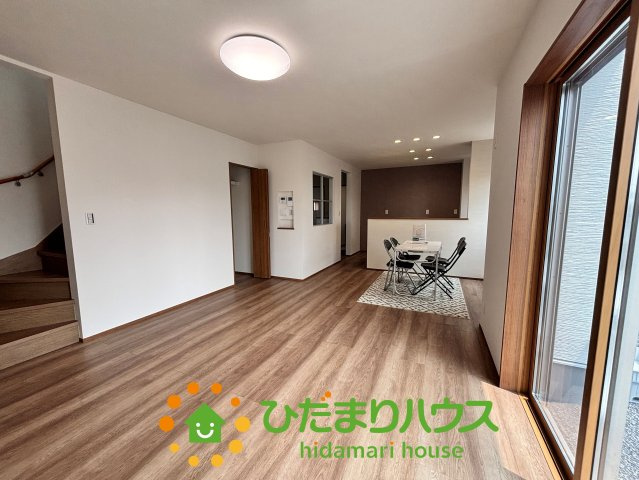 ワイウッドコート加須市馬内第１期　新築一戸建て　03の居間・リビング|ダイニングとリビングのスペースが干渉せずに家具を配置できます♪