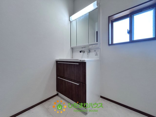 ワイウッドコート加須市馬内第１期　新築一戸建て　03の独立洗面台|三面鏡の裏にはちょっとした収納ができます♪