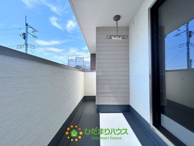 ワイウッドコート加須市馬内第１期　新築一戸建て　03のバルコニー|少しの雨なら濡れる心配がない安心なインナーバルコニーです♪