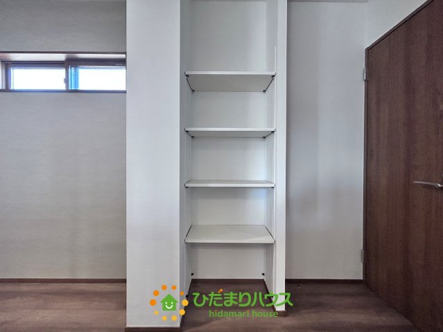 ワイウッドコート加須市馬内第１期　新築一戸建て　03の収納|可動式の棚なので、大きさを問わずすっきり収納可能です♪