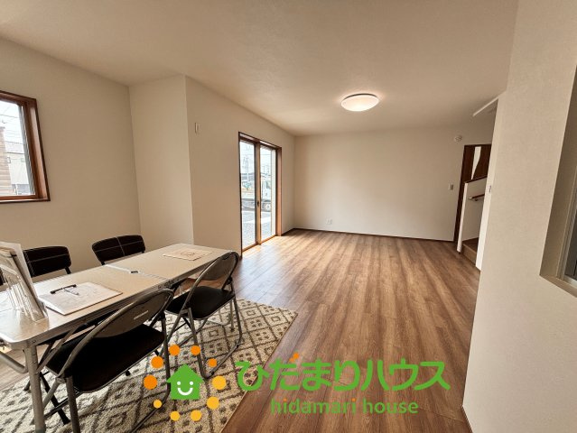 ワイウッドコート加須市馬内第１期　新築一戸建て　03の居間・リビング|床暖房のあるリビングダイニングです♪寒い日も足元から暖かくなります♪