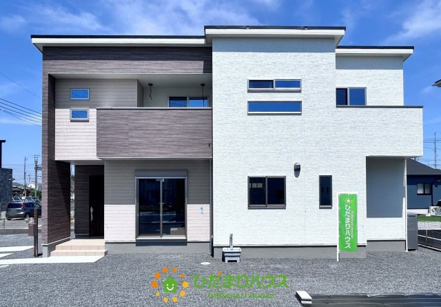 ワイウッドコート加須市馬内第１期　新築一戸建て　03の外観|ブラウンの差し色が魅力的な物件です♪