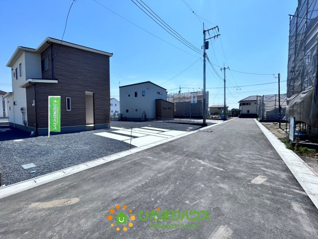 ワイウッドコート加須市馬内第１期　新築一戸建て　03の前面道路含む現地写真|6.0ｍの開発道路は車通りが少なく、小さなお子様がいるご家庭でも安心ですね♪