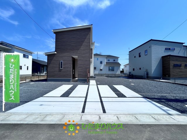 ワイウッドコート加須市馬内第１期　新築一戸建て　03の駐車場|並列2台以上駐車可能です♪