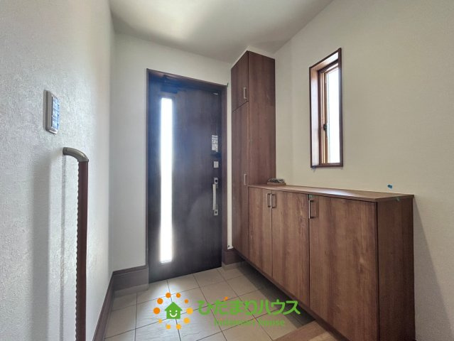 ワイウッドコート加須市馬内第１期　新築一戸建て　03の玄関|暗くなりがちな玄関も、小窓の効果で明るい空間です♪