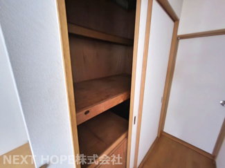 【内装】 | 伊丹市東有岡３丁目中古戸建 | ２階廊下収納です♪