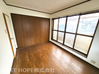 【洋室】 | 伊丹市東有岡３丁目中古戸建 | ２階バルコニーに面した洋室６帖です♪明るく開放的な居室です！バルコニーから取り込んだお洗濯物もすぐにクローゼットへ収納できます！！