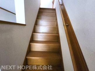 【内装】 | 伊丹市東有岡３丁目中古戸建 | ２階への階段です♪手すり付きでお子様も安心・安全に昇り降りができます！！