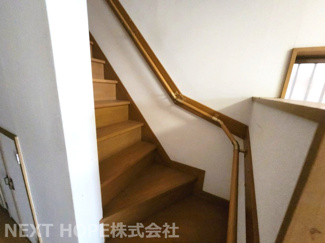【内装】 | 伊丹市東有岡３丁目中古戸建 | ２階への階段です♪手すり付きでお子様も安心・安全に昇り降りができます！！