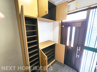 【玄関】 | 伊丹市東有岡３丁目中古戸建 | 大きなシューズBOXでご家族のたくさんの靴もスッキリ収納できます！！