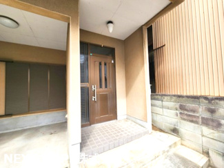 【玄関】 | 伊丹市東有岡３丁目中古戸建 | 玄関扉と車庫です♪