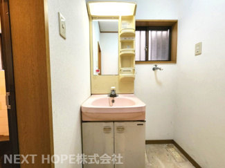 【独立洗面台】 | 伊丹市東有岡３丁目中古戸建 | 洗面化粧台です♪お好きなリフォームを楽しんでみませんか？洗面室内には室内洗濯機置き場もございます！