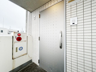 【その他共用部分】 | ダブルロック式の玄関ドアが皆様をお出迎え。お部屋のセキュリティの観点からも、うれしい設備ですね。玄関の色もシックで良い感じです。～即日のご見学可能～　お問合せはお気軽にどうぞ。