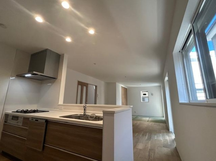 明石市大久保町山手台2丁目の内装|リビング、ダイニング、タタミコーナーを見渡せます♪