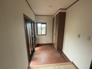 【玄関】 | 安芸郡熊野町呉地5【リフォーム済・中古戸建】【110坪】 | ひろびろとした玄関☆家族の靴がスッキリ収納出来ます♪