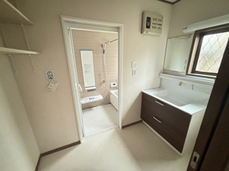 【独立洗面台】 | 安芸郡熊野町呉地5【リフォーム済・中古戸建】【110坪】 | ひろびろとした洗面台は、メイクもドライヤーも余裕のスペースです☆