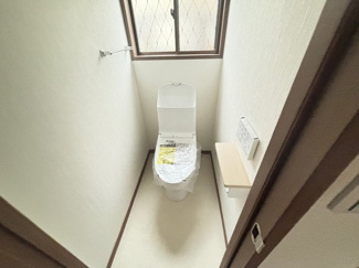 【トイレ】 | 安芸郡熊野町呉地5【リフォーム済・中古戸建】【110坪】 | シンプルなデザインはお掃除やしやすく衛生的。温水洗浄便座付き　