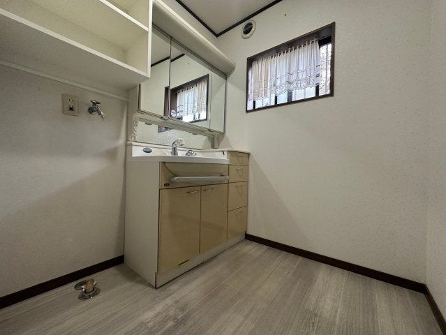 桃山町正宗の洗面所|造作棚の収納があります♪
窓もあり換気も◎です！