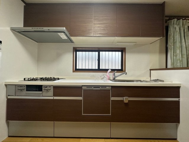 桃山町正宗のキッチン|H30年に新調された食器洗い乾燥付のシステムキッチンです