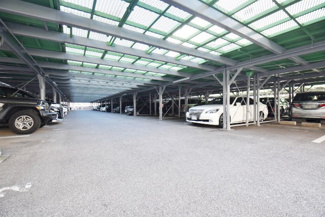【駐車場】 | マンションの駐車場スペース。空きの有無や駐車料金、サイズ規定などについては、改めてお問い合わせください。～即日のご見学可能～　お問合せはお気軽にどうぞ。

