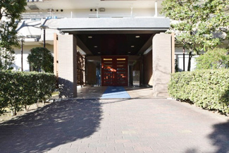 【エントランス】 | お客様を、そして住人を出迎えてくれるマンションのエントランス。ゴミが落ちていないことからも、管理状態の良さや住民の節度の高さが見て取れます。～即日のご見学可能～　お問合せはお気軽にどうぞ。
