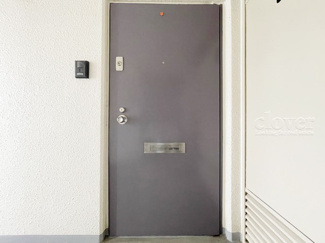 【その他共用部分】 | ダブルロック式の玄関ドアが皆様をお出迎え。お部屋のセキュリティの観点からも、うれしい設備ですね。玄関の色もシックで良い感じです。～即日のご見学可能～　お問合せはお気軽にどうぞ。