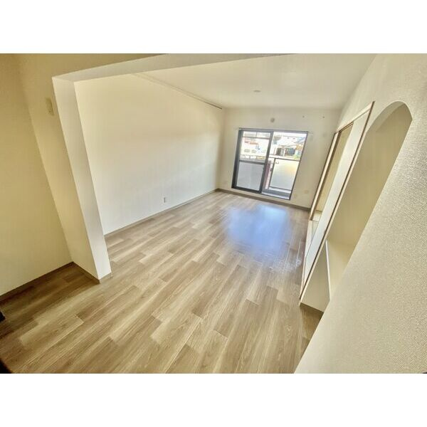 岸和田市土生町２丁目の賃貸マンションの居間・リビング|こちらのリビングで趣味の時間をお楽しみください