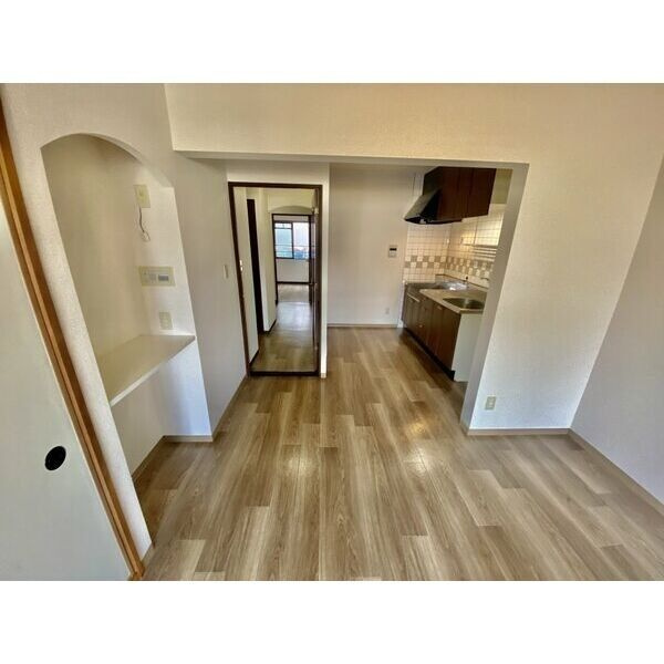 岸和田市土生町２丁目の賃貸マンションの内装|こちらの居間で趣味の時間をお楽しみください