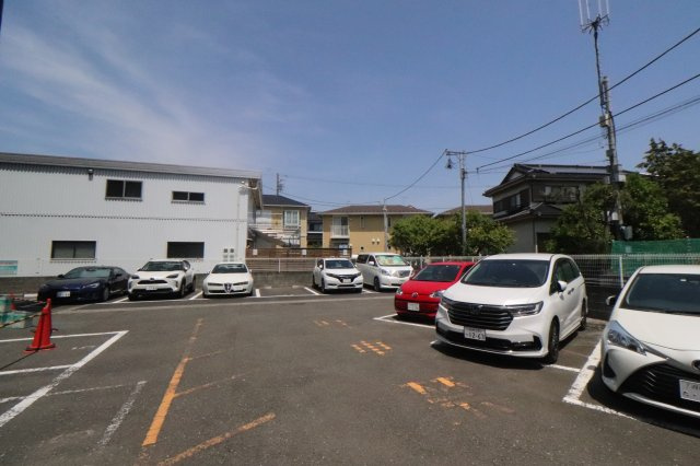 コンフォール湘南の駐車場