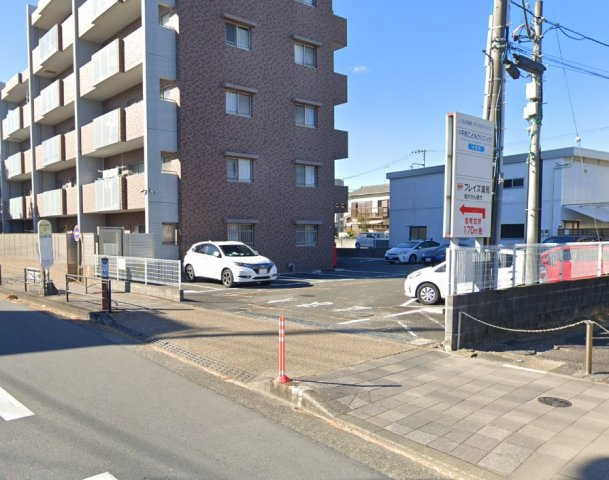 コンフォール湘南の駐車場