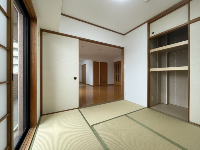 ジェイシティ持田の和室|4.5帖の南西和室です。
リビングと隣接しております。