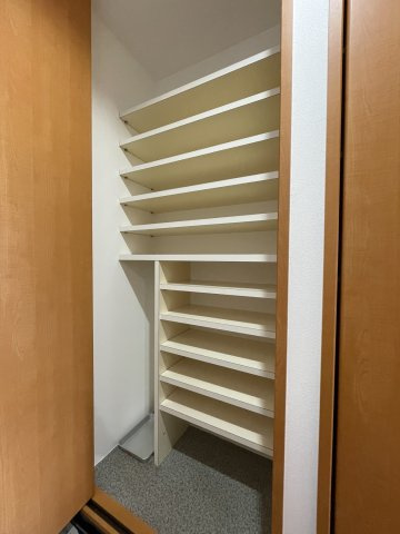 ジェイシティ持田の収納|玄関横シューズクロークです。
