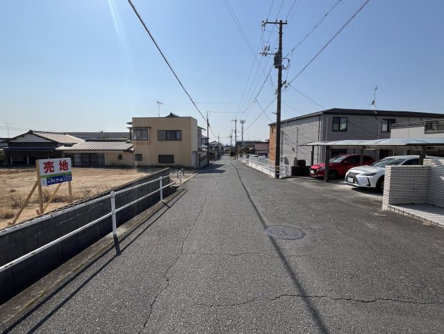 【前面道路含む現地写真】 | 前面道路はご覧の通り広いです。