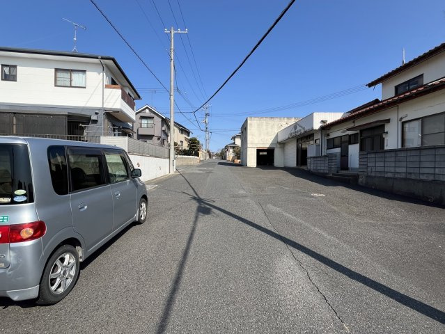 【前面道路含む現地写真】 | 登り坂を登ると常盤公園に繋がっております。