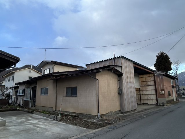 中古戸建　長野市若穂綿内8032番3の前面道路含む現地写真
