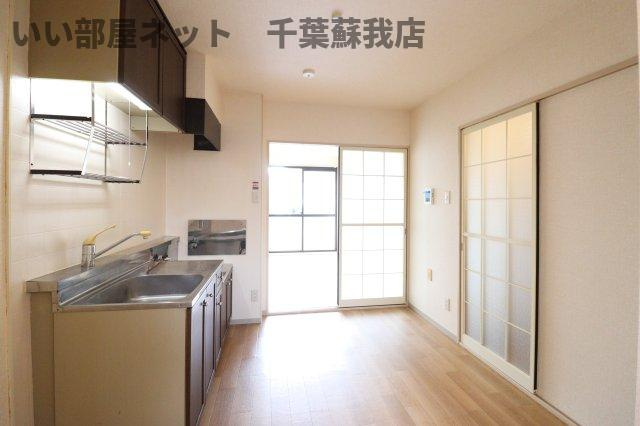 ラークヒルズ　Ａの居間・リビング|こちらのリビングで趣味の時間をお楽しみください