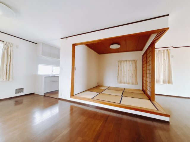 【中古戸建】高崎市金古町の居間・リビング|■1階和室｜意外と場所をとるアイロンがけや、お洗濯物を畳むときにも広々と使うことができ、ちょっと一休みしたいとき、すぐに横になれるのも魅力です♪